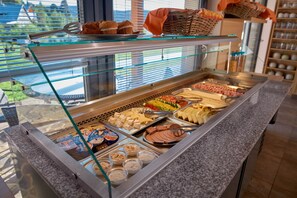 Café da manhã com buffet grátis todos os dias