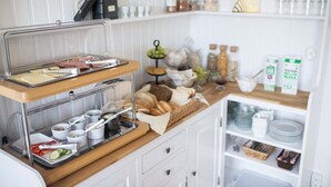 Un buffet de desayuno con diversas opciones de comida y acompañamientos.