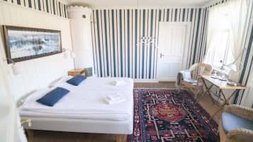 Grand tvÄbÀddsrum - privat badrum | MörklÀggningsgardiner, strykjÀrn/strykbrÀda och gratis barnsÀngar