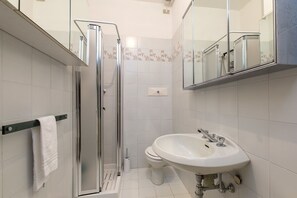 Apartment, 1 Bedroom | Bathroom | Separate tub and shower, bidet, towels - Impero House Rent - Il Bosco (Stresa)