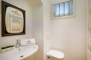 Apartment, 2 Bedrooms | Bathroom | Shower, bidet, towels - Impero House Rent - Antica (Stresa)