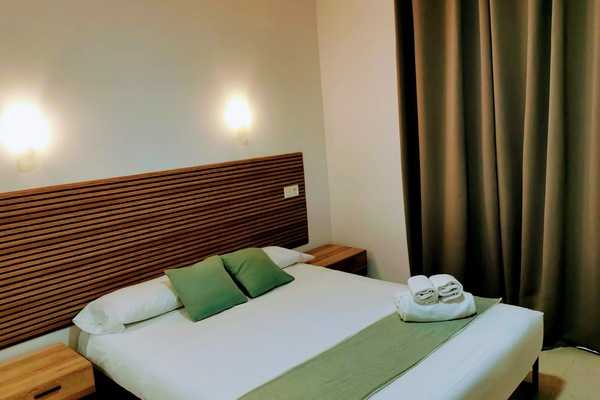 Room | Desk, WiFi (free), bed sheets