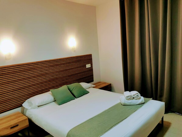 Habitación | Escritorio, wifi gratis y ropa de cama