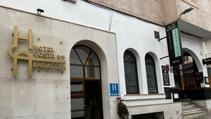 A hotel entrance with a sign reading "HOTEL COSTA ANDALUZA". - Hotel Costa Andaluza (Motril)