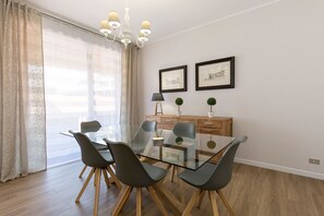 Apartment, 3 Schlafzimmer | Essbereich im Zimmer