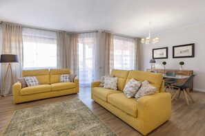 Appartement, 3 chambres | Salle de séjour | Téléviseur à écran plat