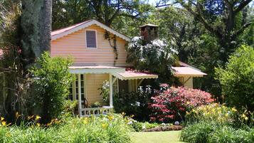 Vista frontal de la propiedad