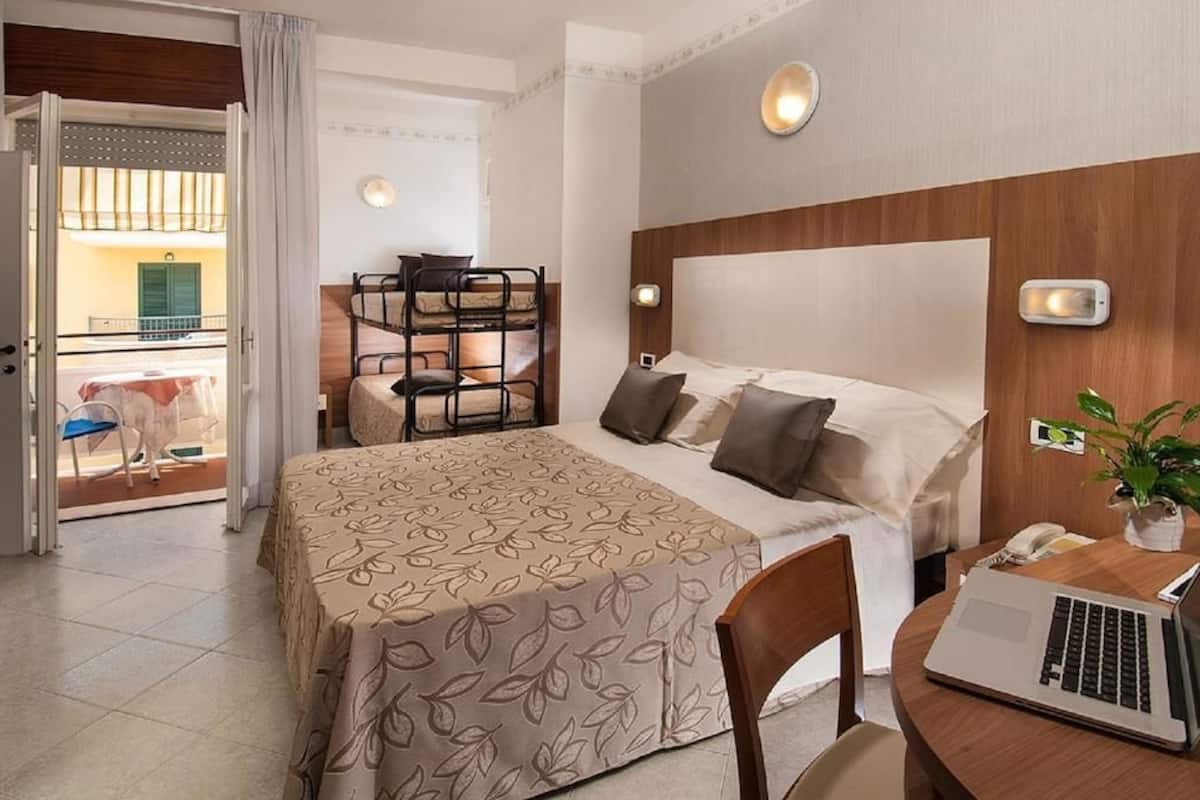 Peralatan tempat tidur premium, peti besi dalam bilik, meja
