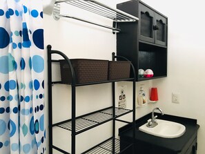 Regadera, secadora de cabello, toallas, papel de baño