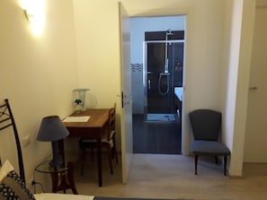 Zimmersafe, Schreibtisch, schallisolierte Zimmer, Bügeleisen/Bügelbrett