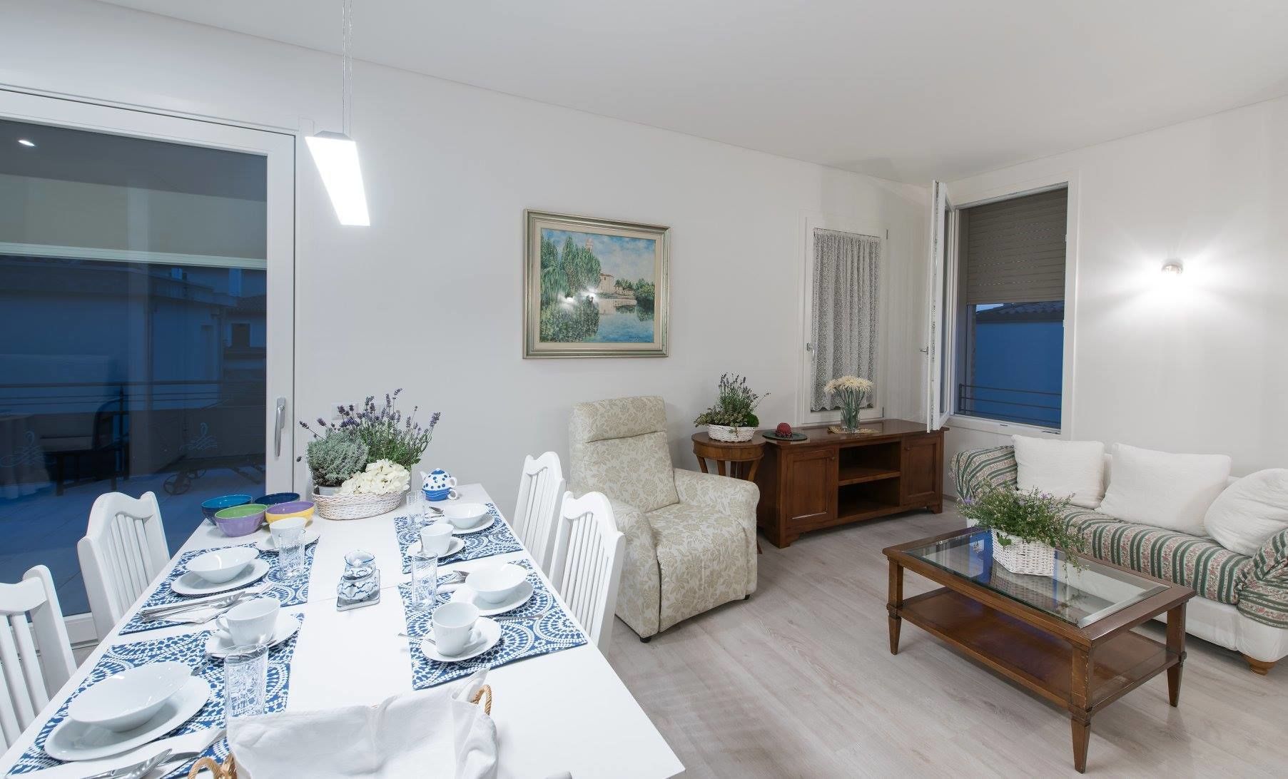 朝食 (ビュッフェ)、毎日提供 (無  料)