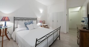 Kamar Double Standar | Brankas, meja kerja, kedap suara, dan setrika/meja setrika