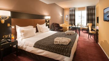 Suite junior | Minibar, caja de seguridad en la habitación y escritorio