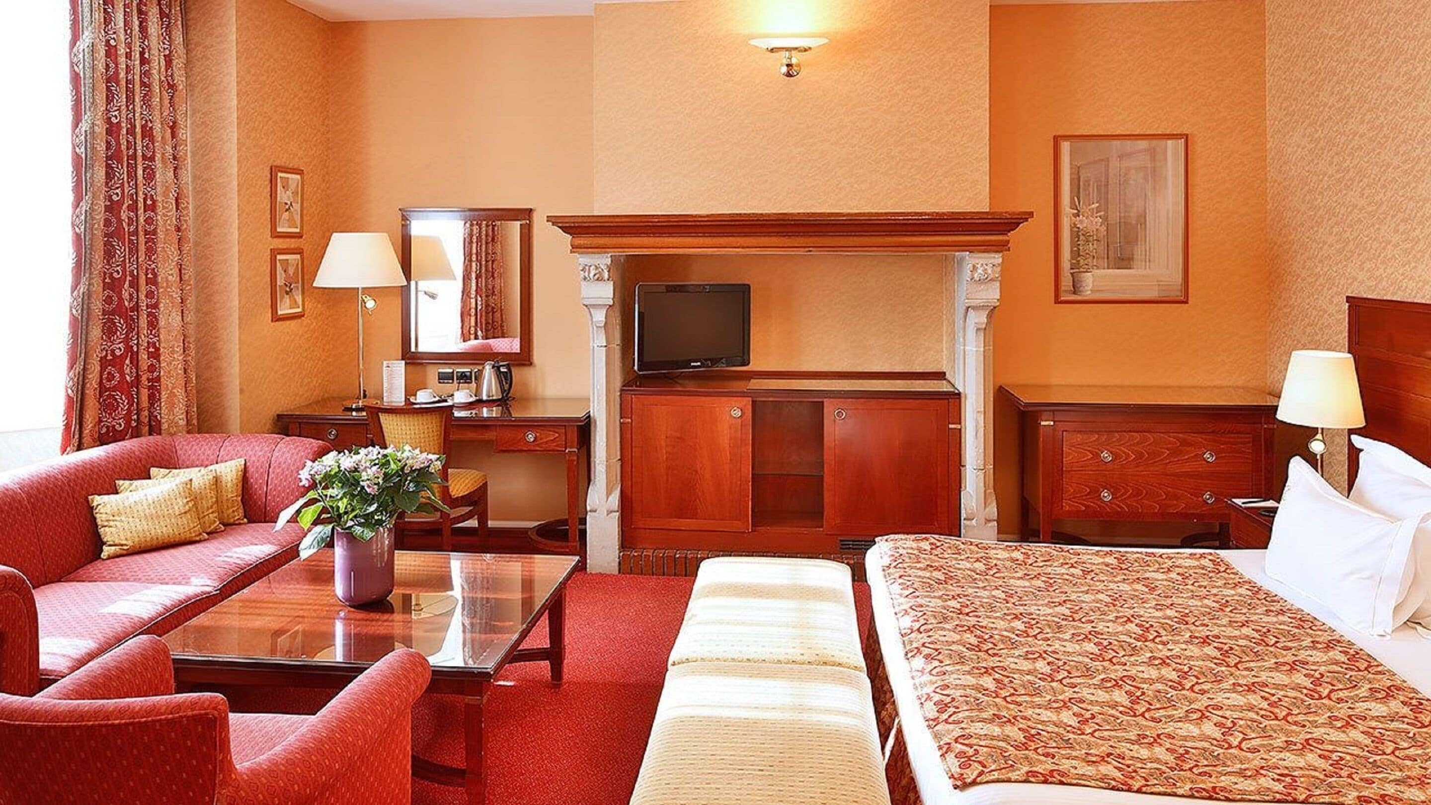 double room (prestige) | minibar, in-room safe, desk, blackout curtains