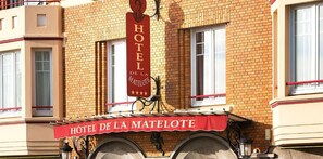 A hotel sign with a red banner reading "HOTEL DE LA MATELOTE" and a star rating of five stars. - Hôtel Restaurant La Matelote (Boulogne-sur-Mer)