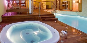 A hot tub with a wooden deck, a staircase, and a pool. - Hôtel Restaurant La Matelote (Boulogne-sur-Mer)
