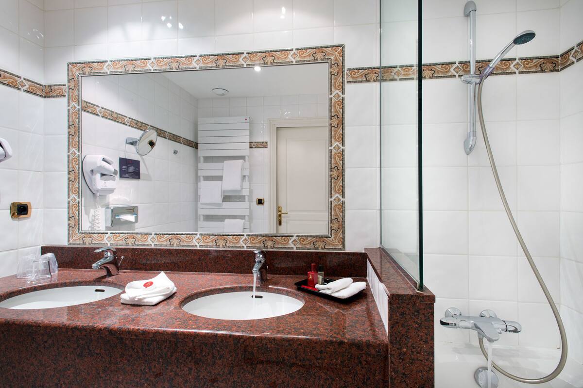 junior suite | bathroom | free toiletries, hair dryer, bathrobes, slippers