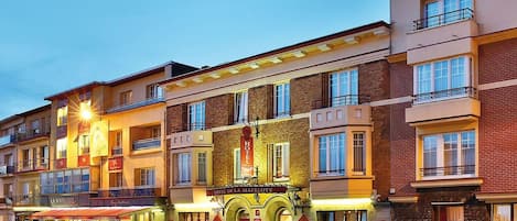 Fachada da propriedade à noite