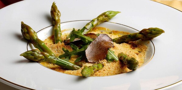 A plate with asparagus, greens, and a piece of meat. - Hôtel Restaurant La Matelote (Boulogne-sur-Mer)