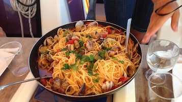 Barca 2 cabine, 1 bagno | In-room dining