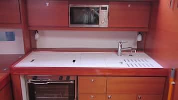 Barca 2 cabine, 1 bagno | Privékeuken | Een koelkast/vriezer, een magnetron, een oven, een kookplaat