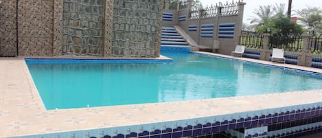 Piscina externa, guarda-sóis, espreguiçadeiras