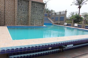 Outdoor pool, pool umbrellas, pool loungers - Hôtel Résidence St David (Douala)