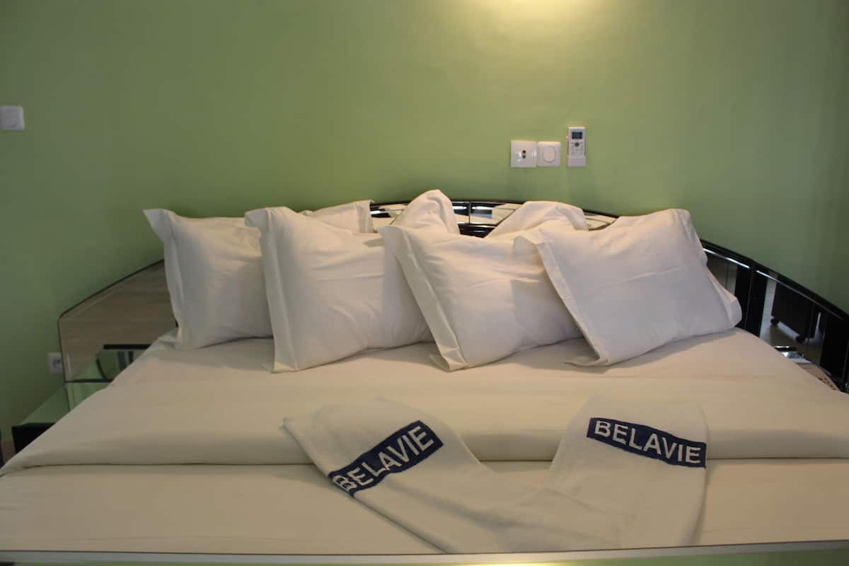 deluxe double room | minibar, in-room safe, desk, blackout curtains