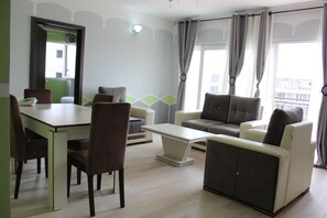 Deluxe Double Room | Living area | 32-inch TV with cable channels - Hôtel Résidence St David (Douala)