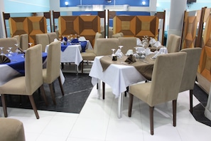 Café da manhã, almoço e jantar; local e internacional