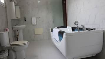 Suite | Bathroom | Shower, free toiletries, towels