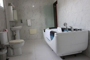 Suite | Bathroom | Shower, free toiletries, towels - Hôtel Résidence St David (Douala)