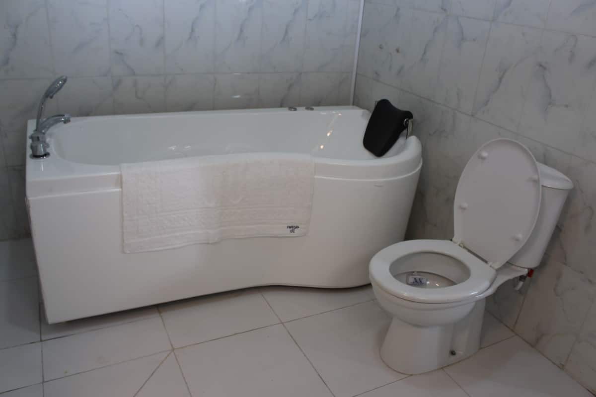 apartment, 2 bedrooms | bathroom | shower, free toiletries, towels