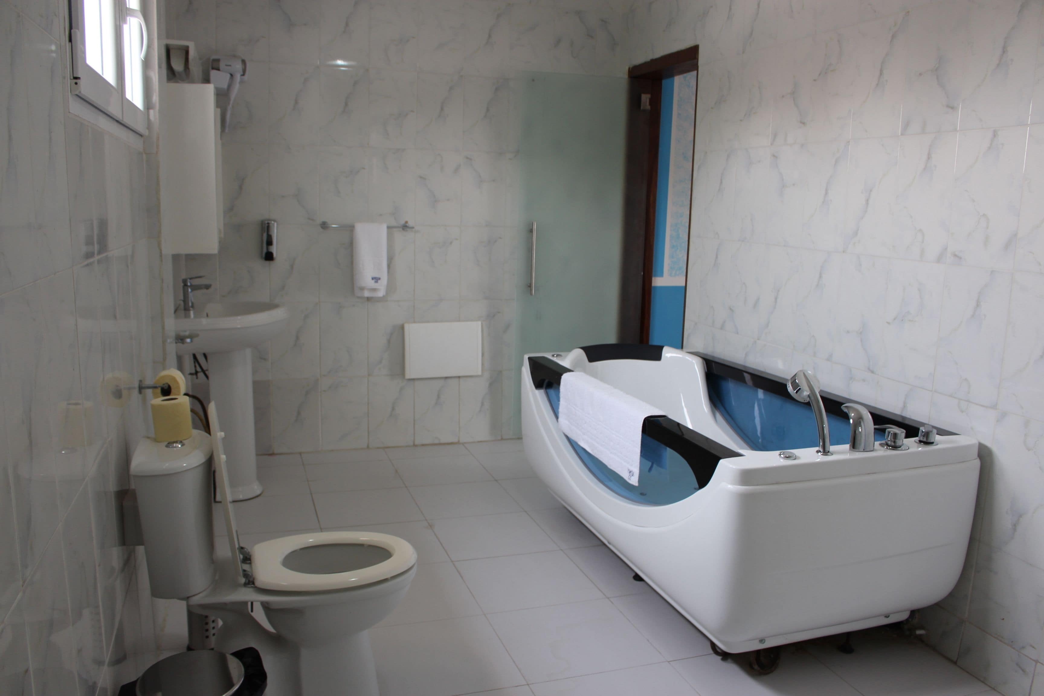 deluxe double room | bathroom | shower, free toiletries, towels