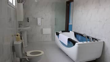 Habitación doble Deluxe | Baño | Regadera, amenidades de baño gratuitas, toallas