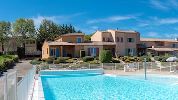 Piscine extérieure (ouverte en saison)