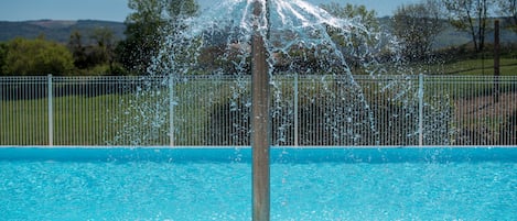 Piscine extérieure en saison