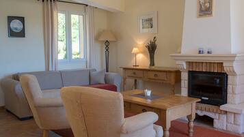 Appartement, 2 chambres, vue piscine | Coin séjour | Télévision à écran plat