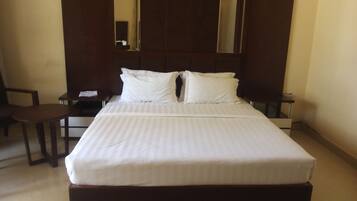 Standard Double Room | Peti besi dalam bilik, seterika/papan seterika
