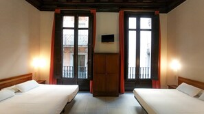 Family Room | Desk, free WiFi, bed sheets - Jaume I (Barcelona)