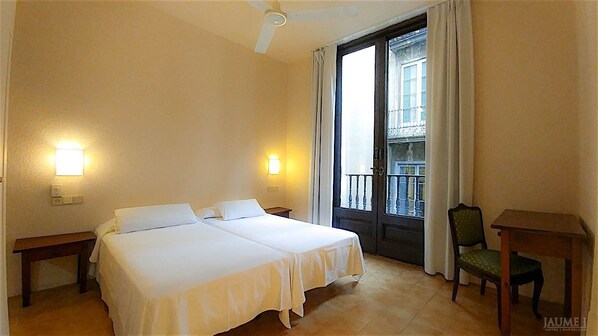 Chambre avec lits jumeaux | Bureau, accès au Wi-Fi (inclus), literie fournie