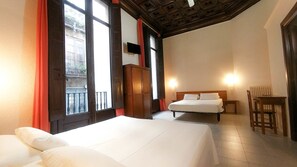 Family Room | Desk, free WiFi, bed sheets - Jaume I (Barcelona)