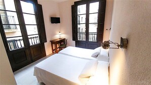 Habitación con 2 camas individuales | Escritorio, wifi gratis, ropa de cama