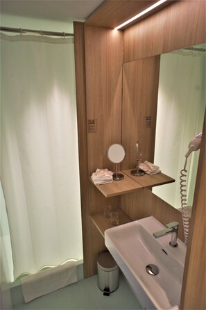 Economy-Doppelzimmer | Badezimmer