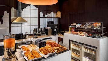 Petit déjeuner continental (15 CHF par personne)