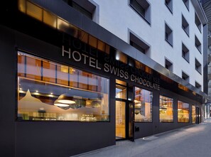 Unclassified image, 4 of 49, button - Swiss Chocolate Lausanne by Fassbind (Lausanne)