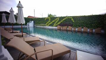 Hồ bơi ngoài trời