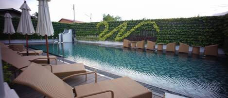 Una piscina al aire libre