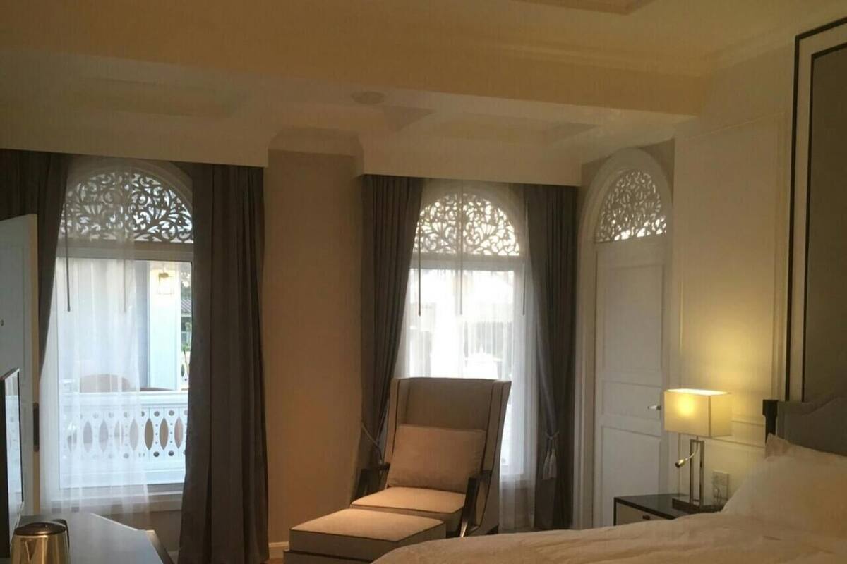 Grand Deluxe Room with Balcony | Luxe beddengoed, een minibar, een kluis op de kamer, een bureau