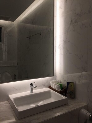 Shower, rainfall showerhead, free toiletries, hair dryer - NirvaNan House (Nan)